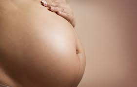 Kinesio Taping in der Schwangerschaft – Tipps von der Physiotherapeutin Denise Michalopoulos